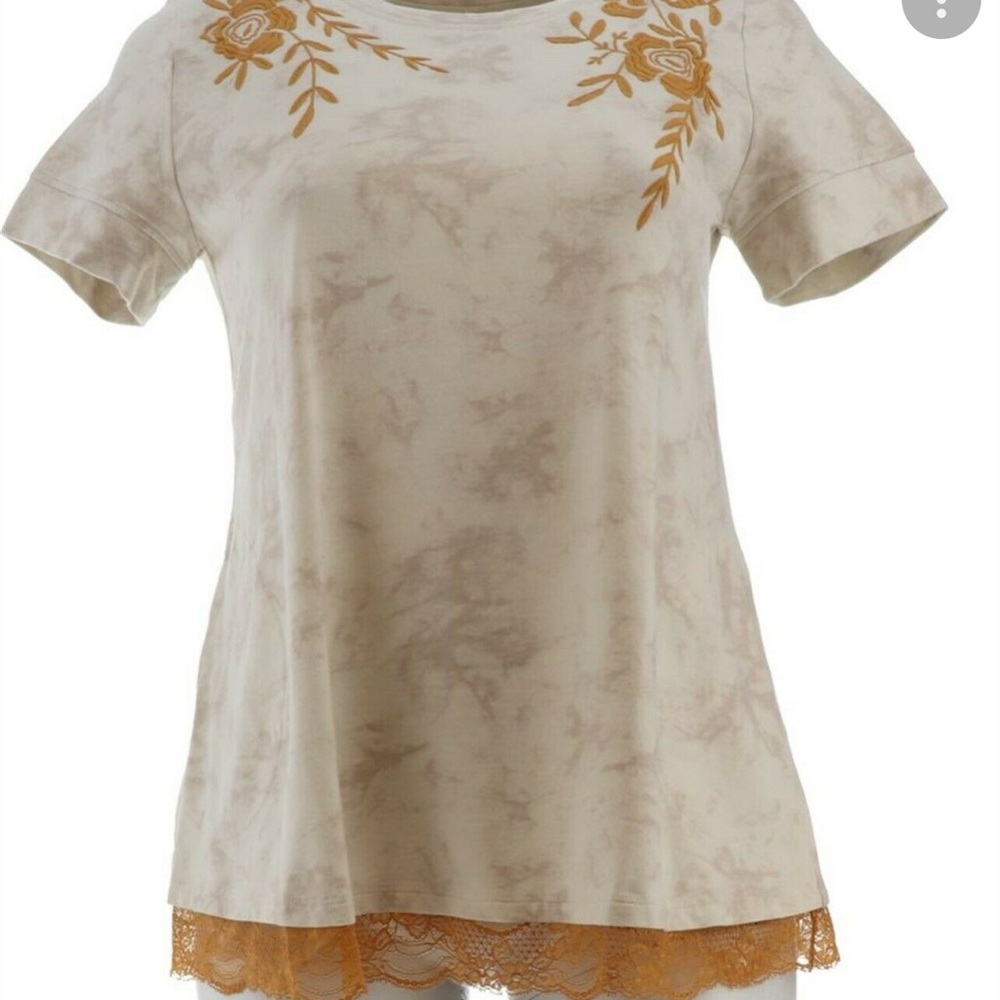 Logo top with lace trim and pockets